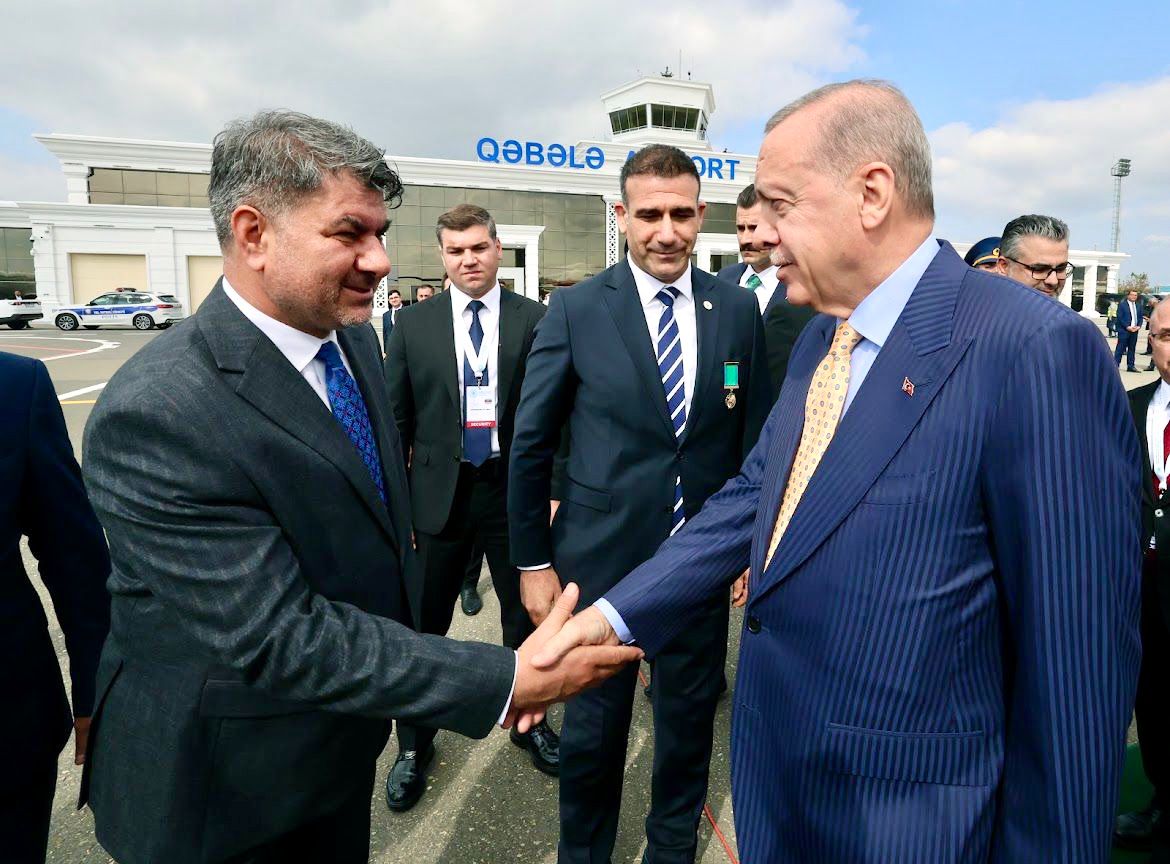 Hüseyin Büyükfırat Qəbələdə Türk Dövlətləri Zirvəsində Prezident Rəcəb Tayyib Ərdoğanla görüşdü.